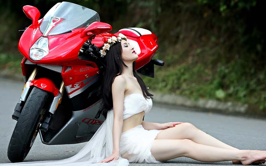 Beautiful girls and motorcycles in Kitakyushu