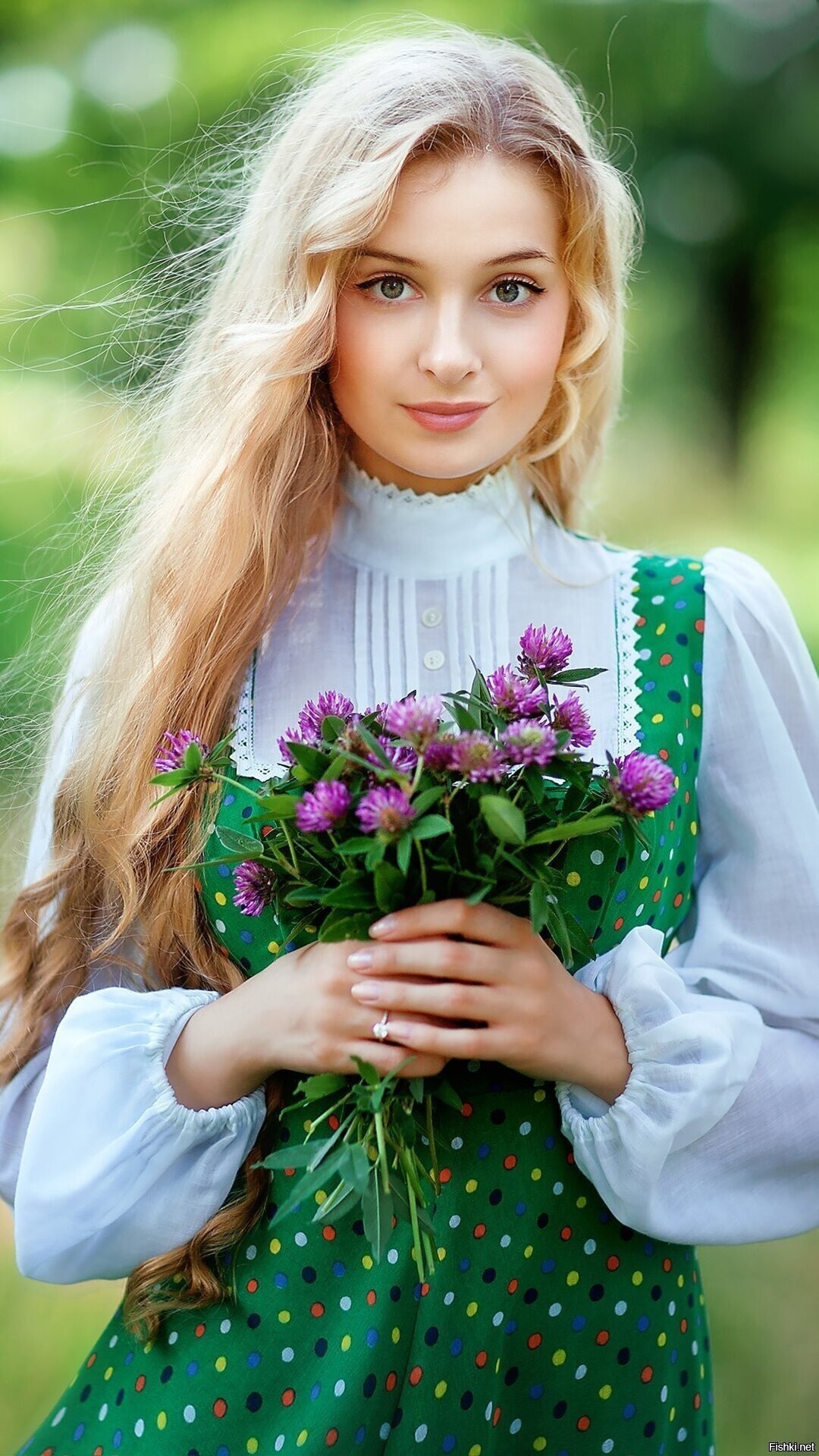 Girls in Slavic costumes in Kitakyushu